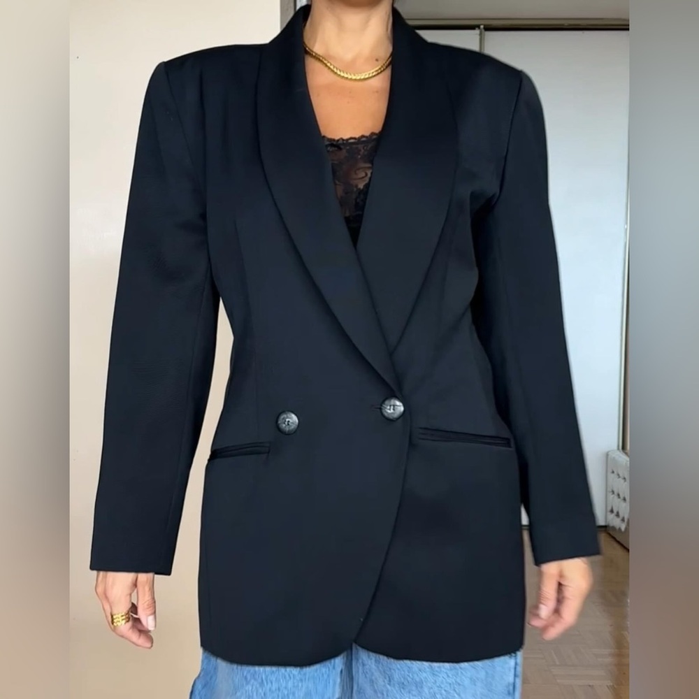 Elegant Women's Black Blazer